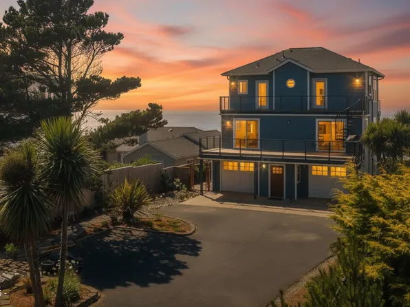 866 SW 8th St, Lincoln City, OR 97367