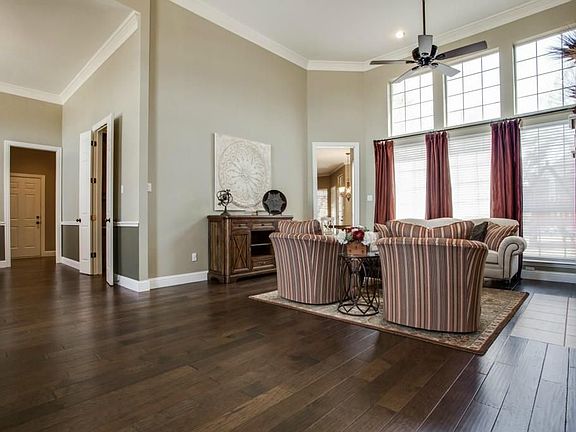 5th image of 805 Hillcrest Trl