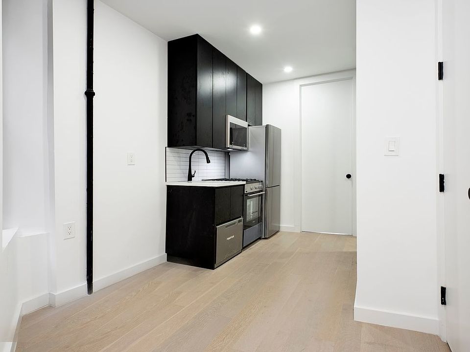 1st image of 33 Henry St #12C