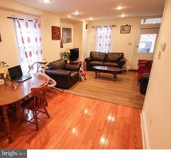 230 W Ashland St — Photo 2