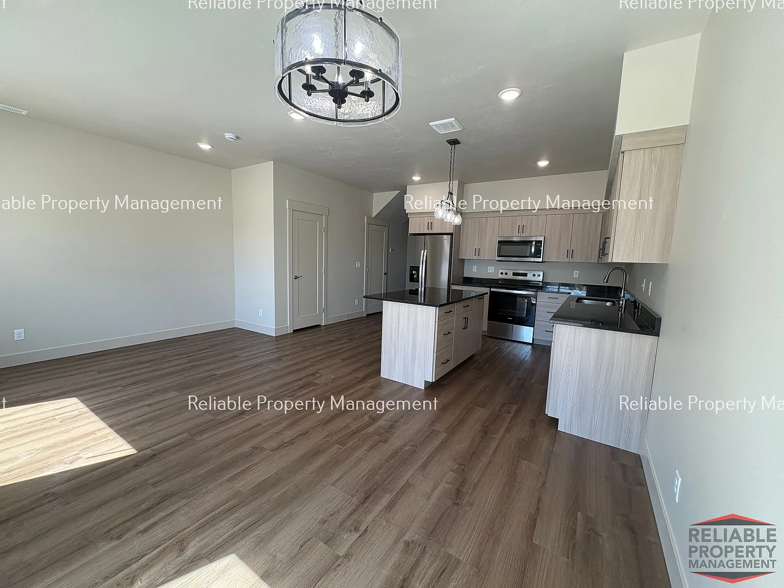 3 bed, 2.5 bath, 1417 sqft, $1,695 — Photo 2