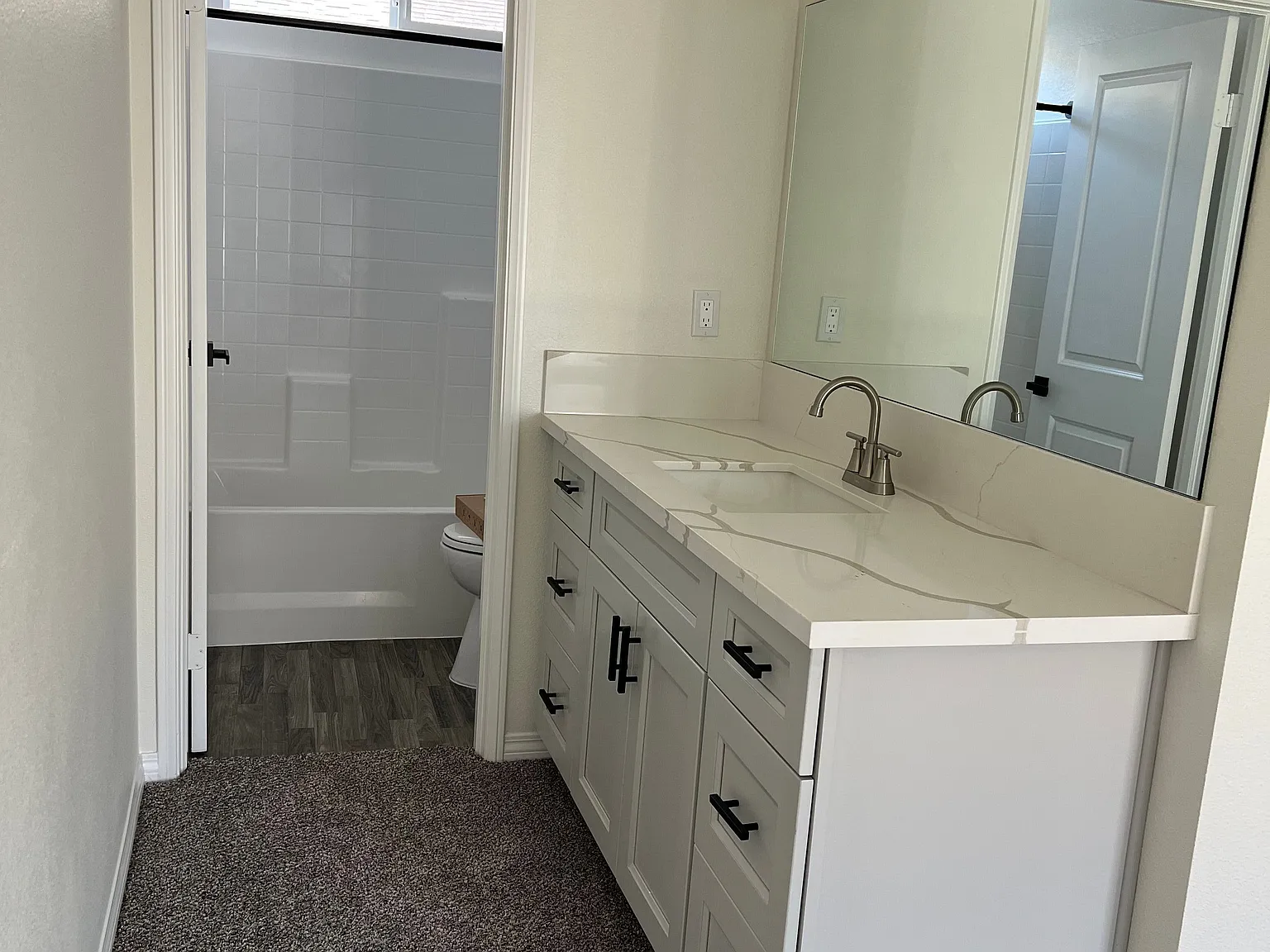 1 bed, 1.0 bath, 752 sqft, $1,950 — Photo 3