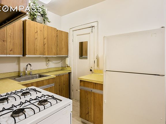 3rd image of 250 W 75th St APT 3D