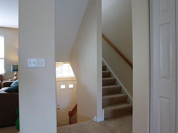 3rd image of 1119 N Claremont Dr