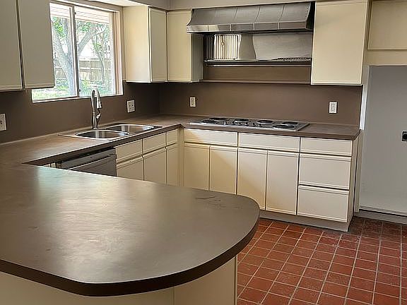 5th image of 518 Dickens Dr