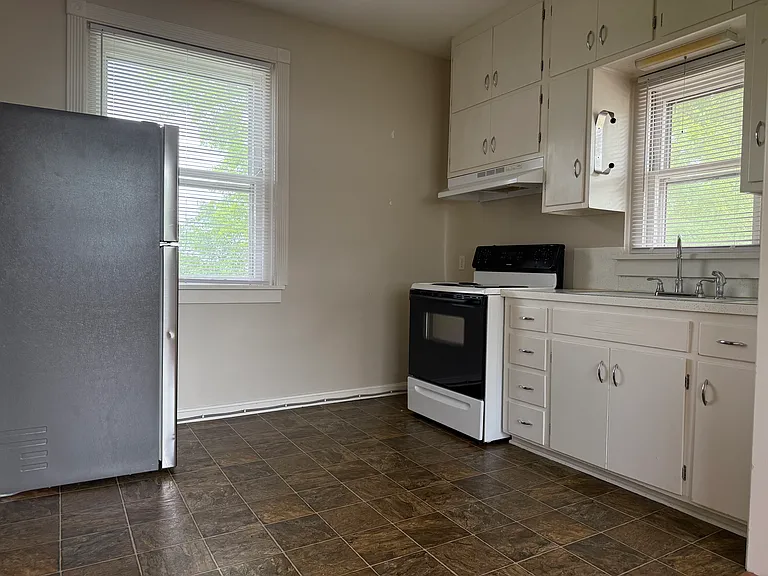 308 Thompson St #D — Photo 3