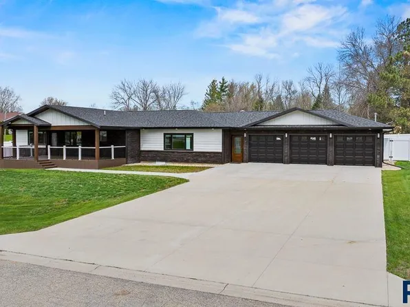 711 8th St W, Clear Lake, SD 57226