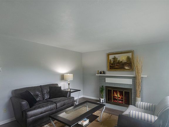 3rd image of 220 Lee St SE