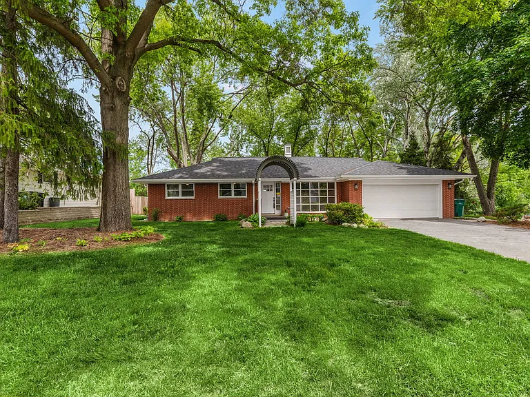 1010 W Elm St — Photo 13