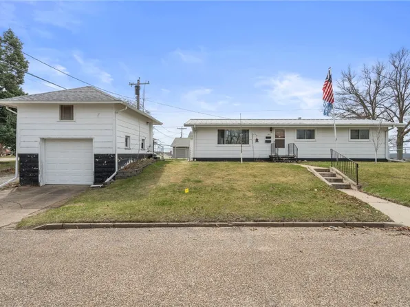 805 15th St, Belle Plaine, IA 52208