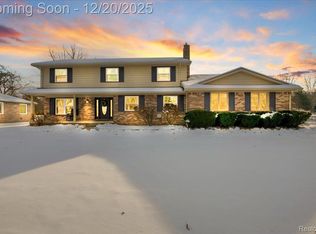518 Charing Cross Dr, Grand Blanc, MI 48439