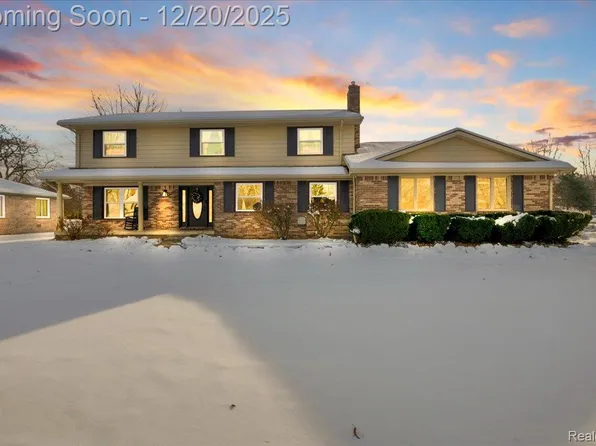 518 Charing Cross Dr, Grand Blanc, MI 48439