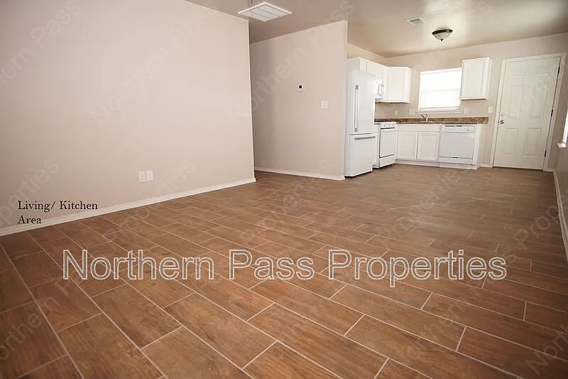3 bed, 2.0 bath, 972 sqft, $1,325 — Photo 3