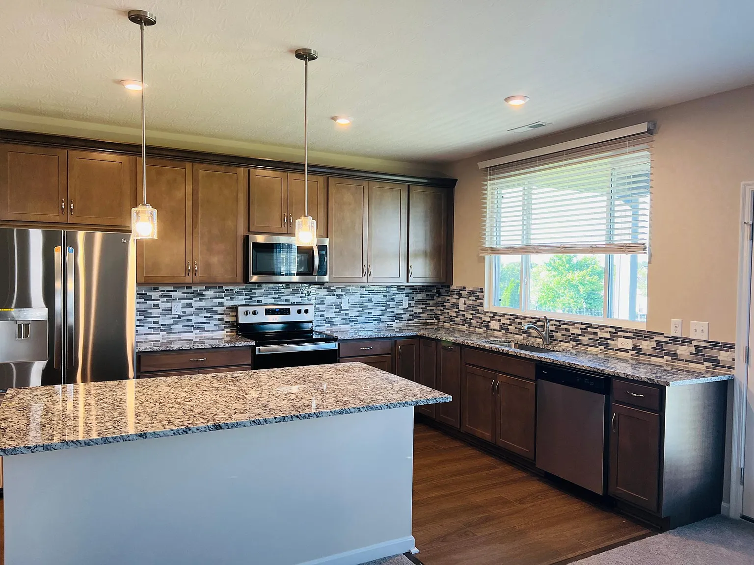 2 bed, 1633 sqft, $2,200 — Photo 3
