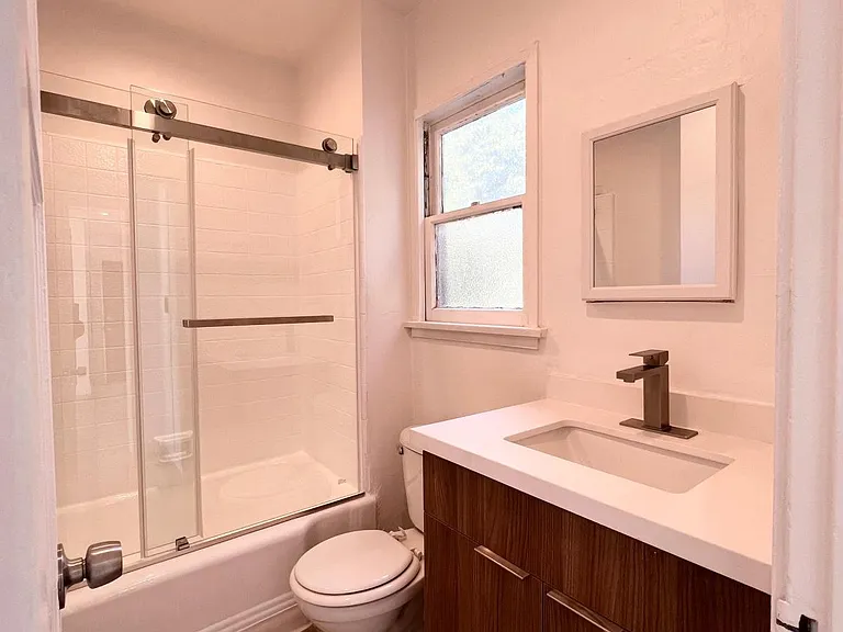 7911 Blackburn Avenue — Photo 10