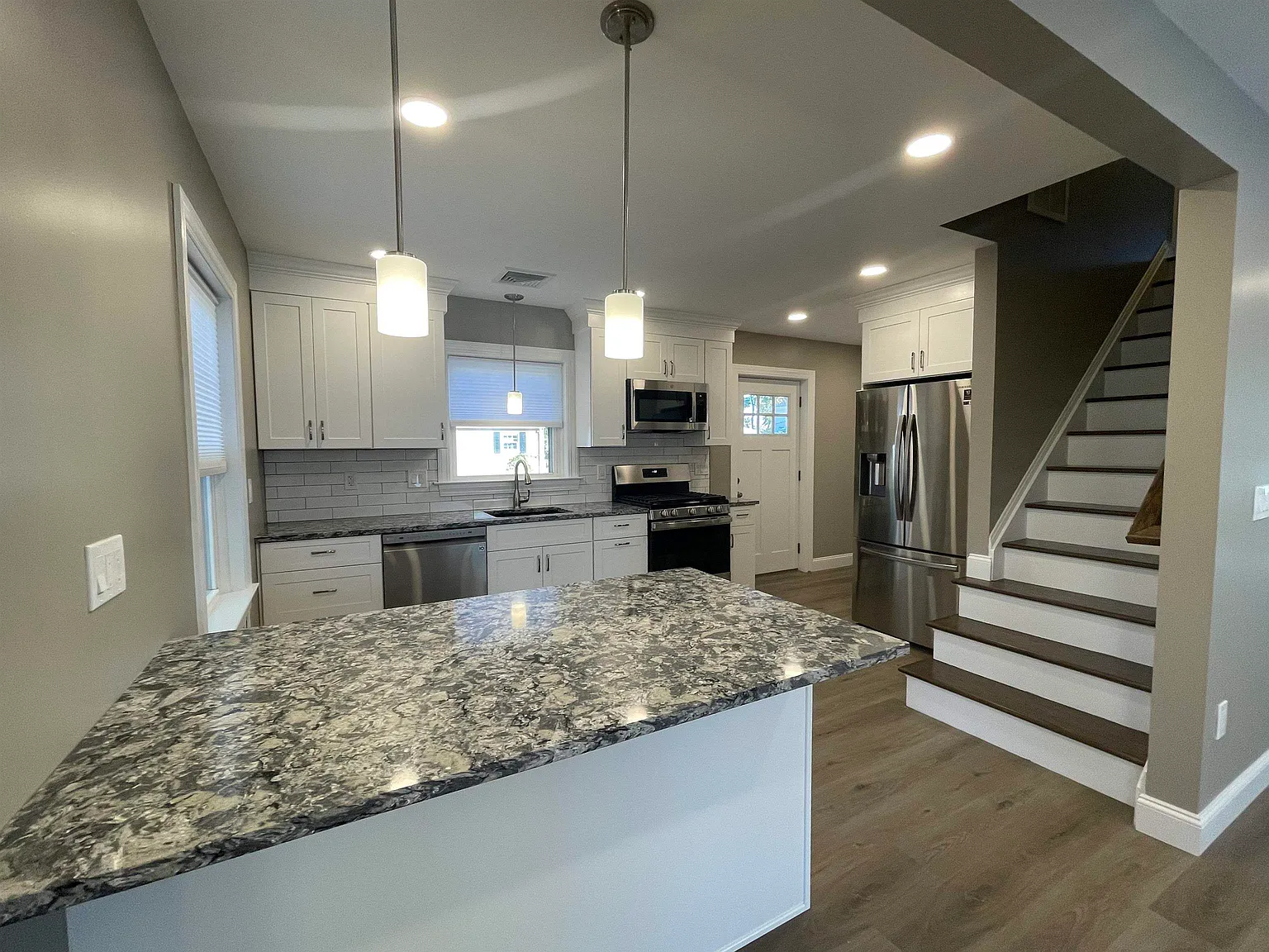 4 bed, 2.0 bath, 1436 sqft, $4,200 — Photo 2