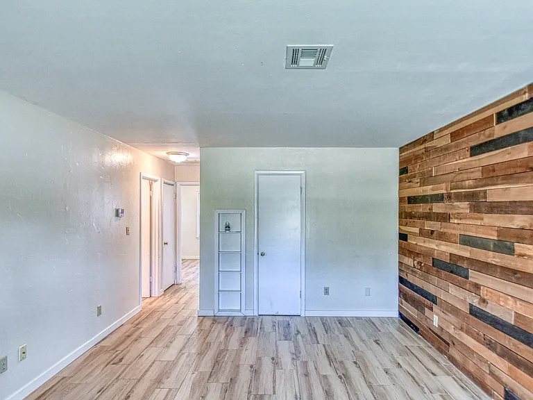 103 W Duffy St — Photo 4