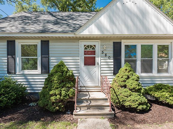 3rd image of 580 E Larch Ave
