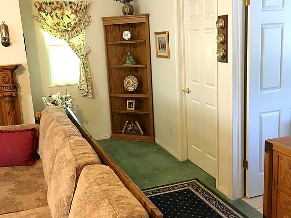 "West Wing" living area
