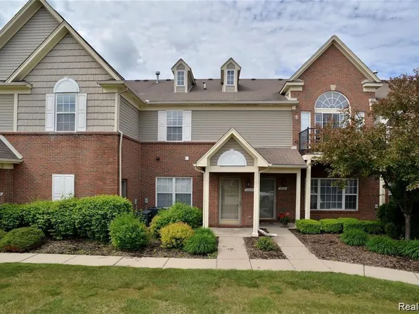 20039 Hidden Oaks Dr, Brownstown, MI 48183