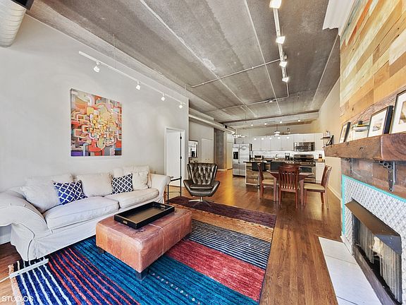 4th image of 1635 W Belmont Ave #205