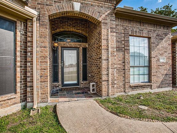 2nd image of 2733 Oak Hollow Dr