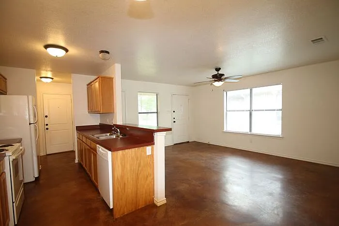 3 bed, 2.0 bath, 1100 sqft, $1,650 — Photo 4