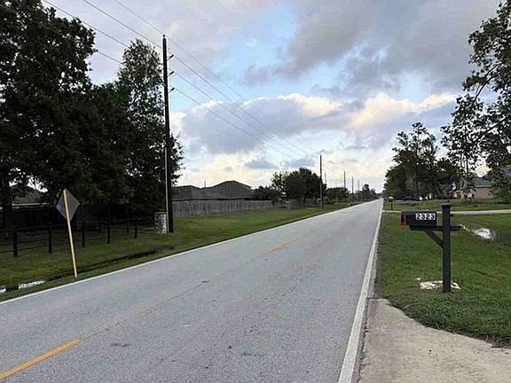 Exterior Neighborhood (street photo)