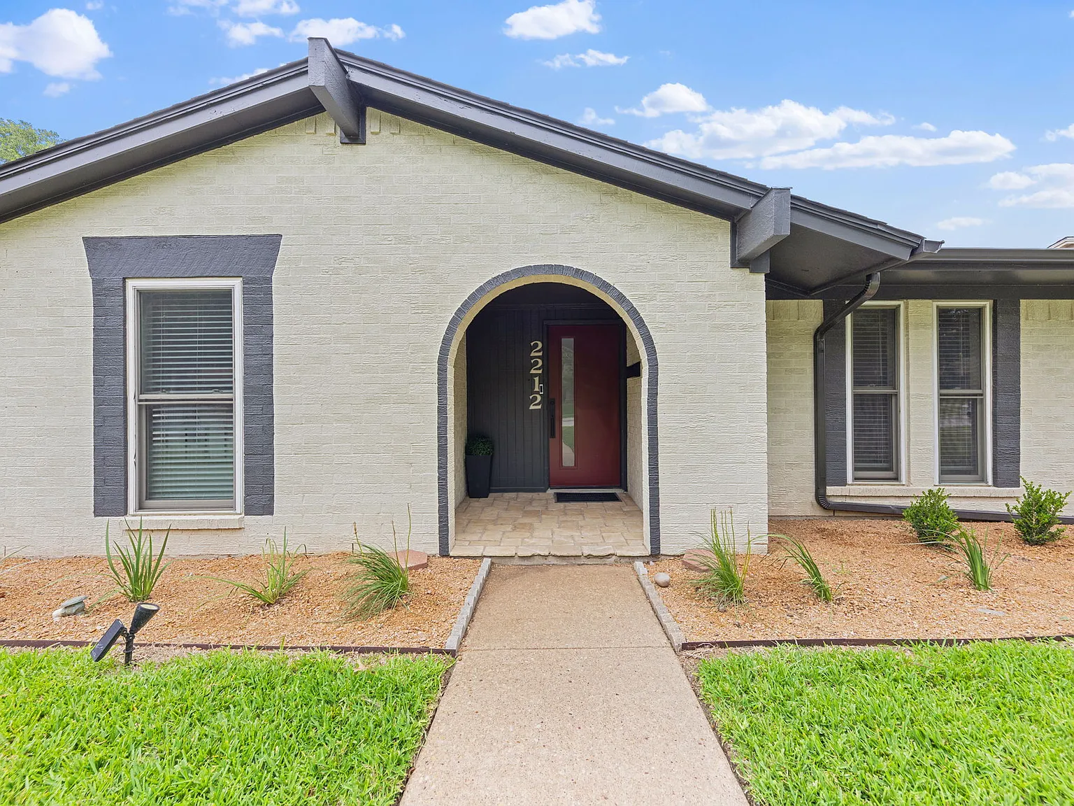 4 bed, 2323 sqft, $4,800 — Photo 3