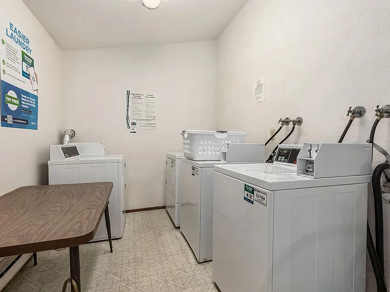2550 N Vassault St — Photo 36