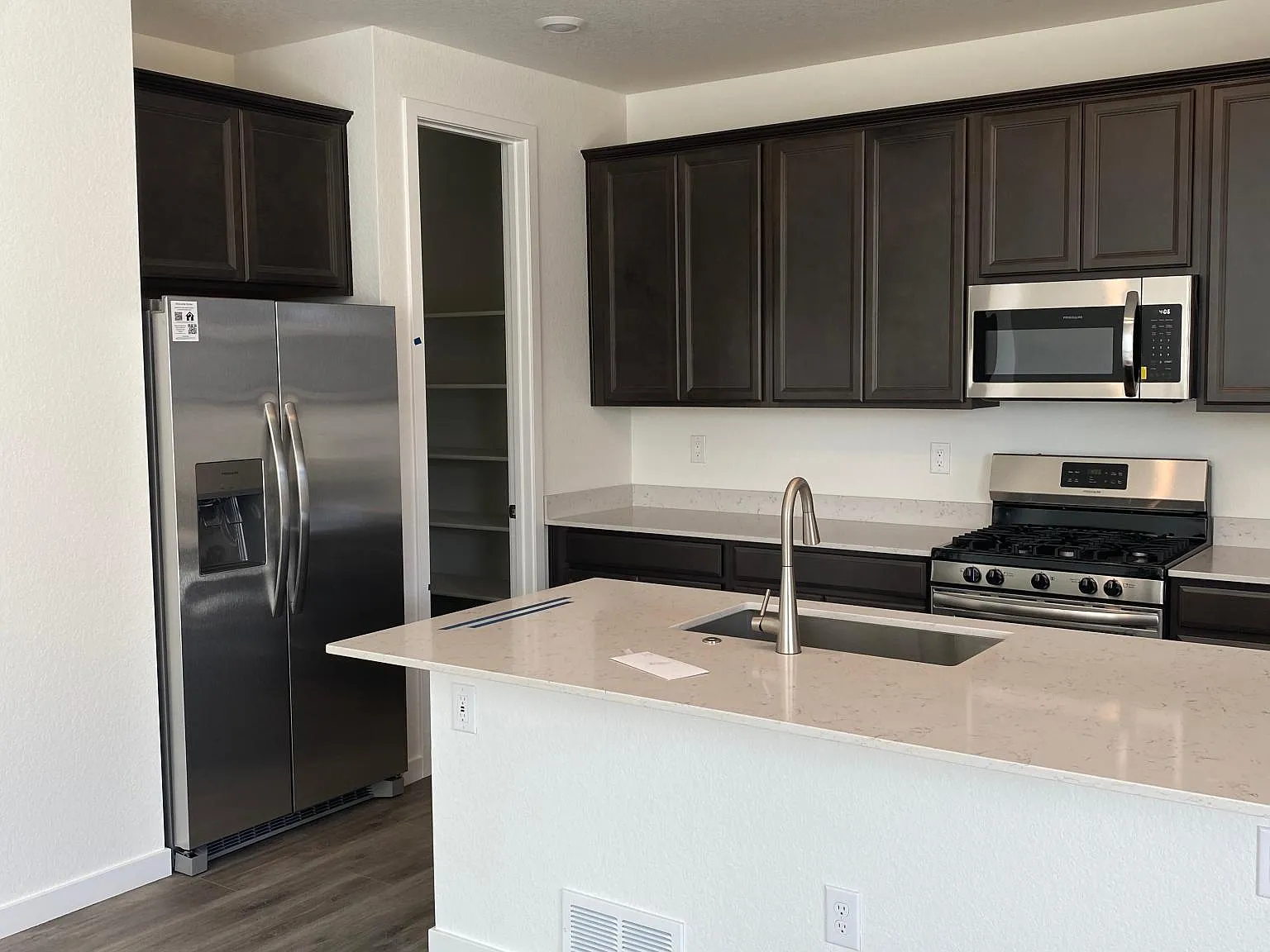 3 bed, 2.5 bath, 1883 sqft, $2,900 — Photo 3