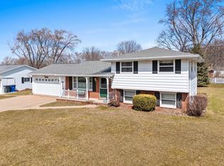 1174 Valley View Rd, Green Bay, WI 54304