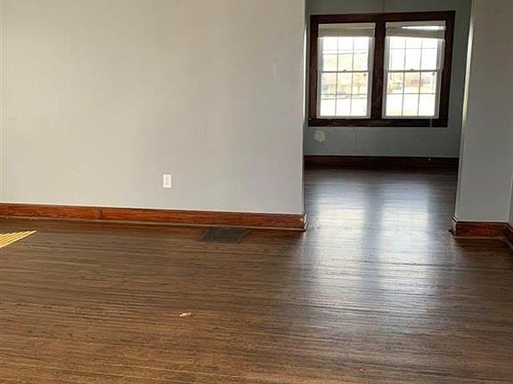 3rd image of 9987 Oak St