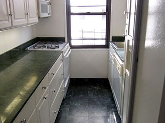 3rd image of 140 E 83rd St APT 6C