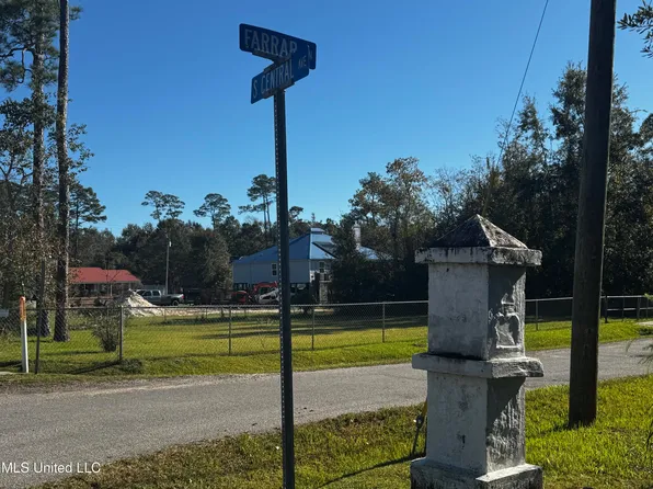 Farrar Ln, Waveland, MS 39576