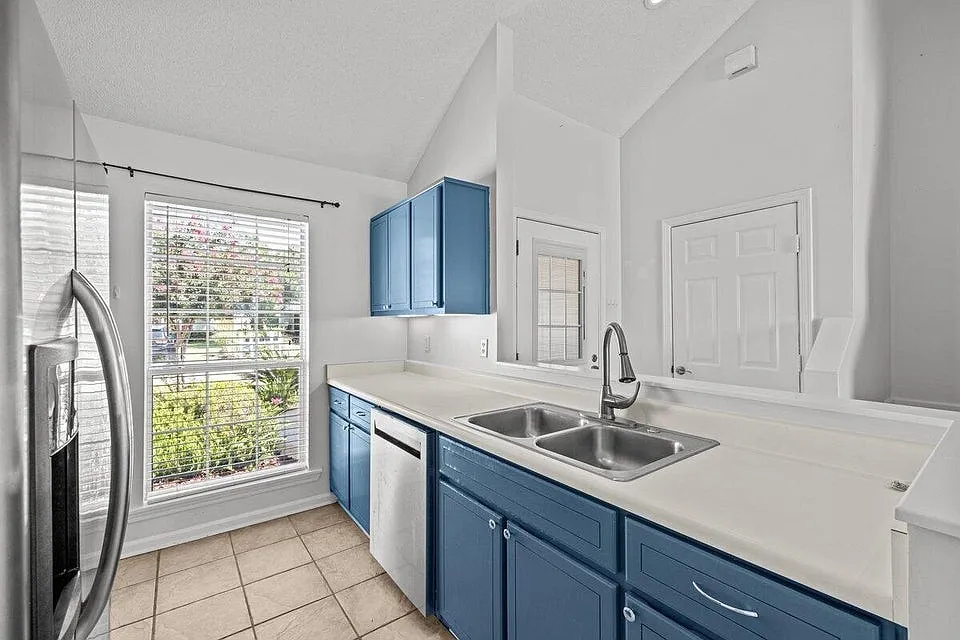 3 bed, 1323 sqft, $2,500 — Photo 3