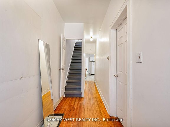 3rd image of 39 Noble St
