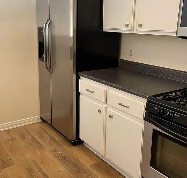 2050 S Bentley Ave — Photo 5