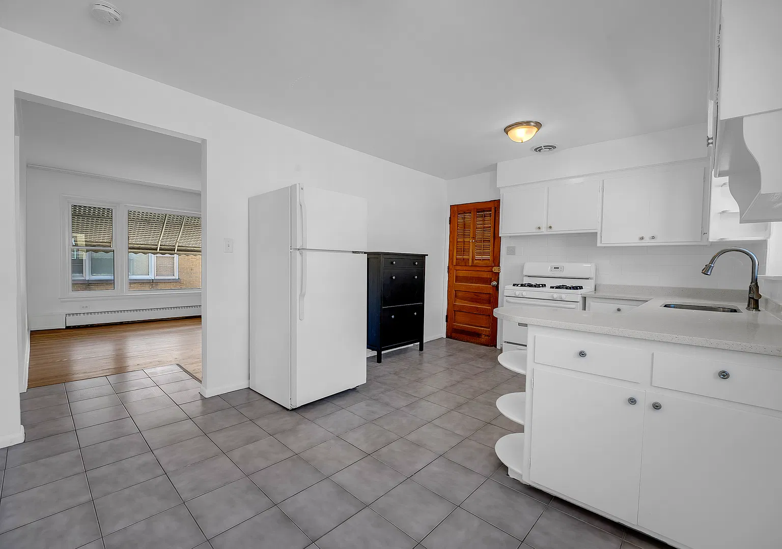 2 bed, 1.0 bath, 900 sqft, $2,300 — Photo 2