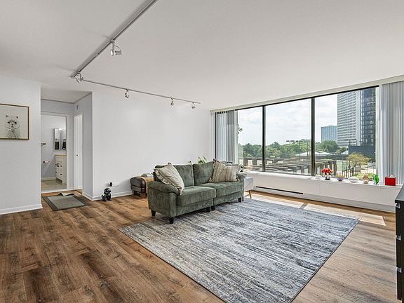 3rd image of 5455 N Sheridan Rd APT 408