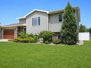 1208 Plum Ln, Aberdeen, SD 57401