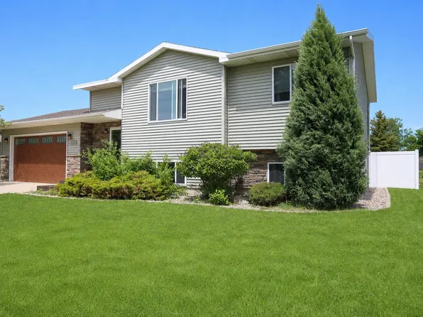 1208 Plum Ln, Aberdeen, SD 57401