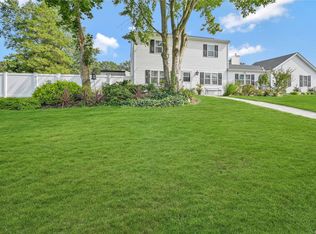 27 Ashland St, Mount Sinai, NY 11766