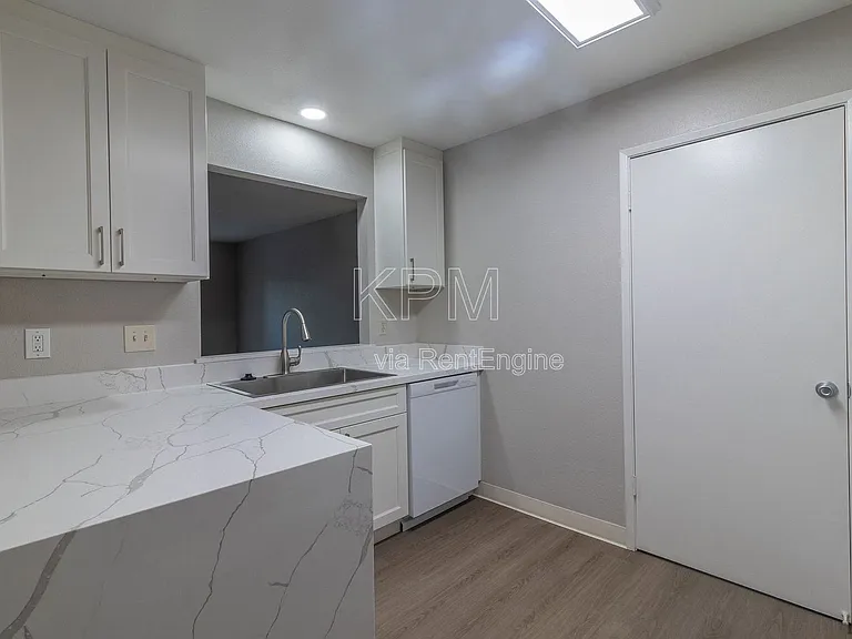 Stamford Court Apartments — Photo 9