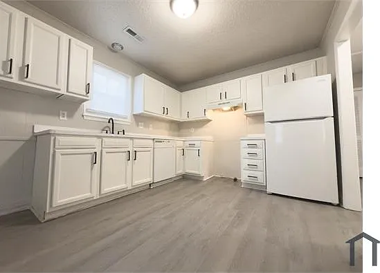 3 bed, 1023 sqft, $2,030 — Photo 3