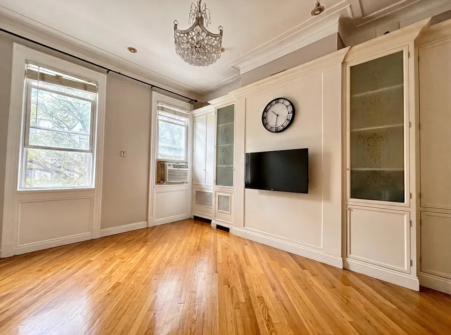 579 Seneca Ave #2L