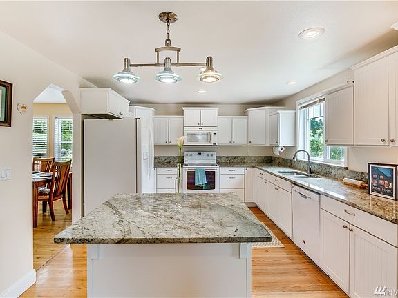 4th image of 1825 122nd Ave E