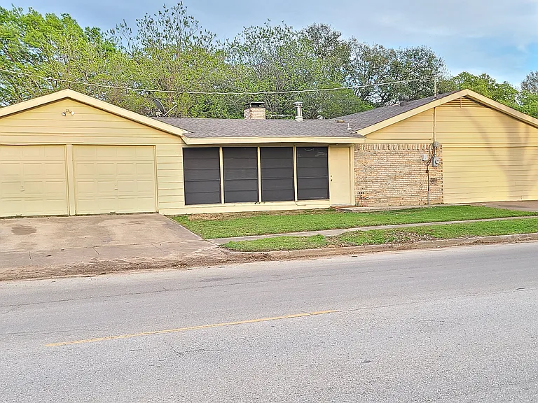 2111 Warwick Dr — Photo 7