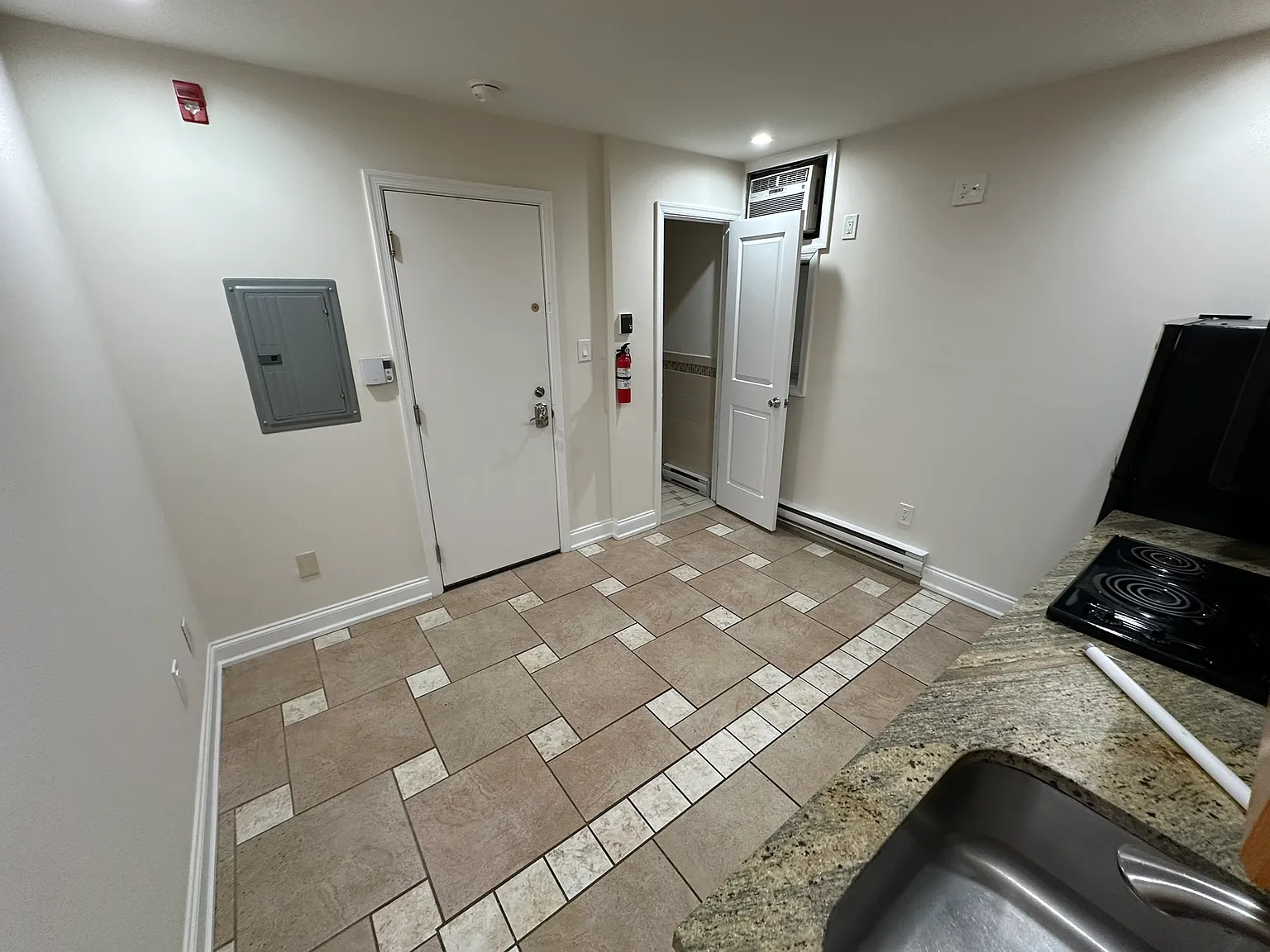 Studio, 400 sqft, $1,050 — Photo 3