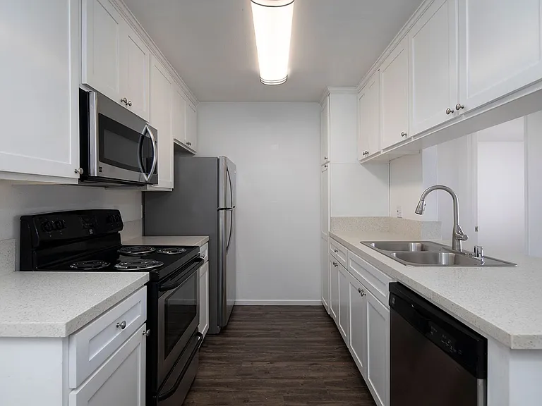 Mission Pacific Apartments — Photo 4